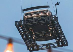 Cea mai scumpă mașină din lume a fost vândută și adusă cu elicopterul » Imagini cum nu s-au mai văzut