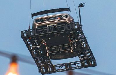 Cea mai scumpă mașină din lume a fost vândută și adusă cu elicopterul » Imagini cum nu s-au mai văzut