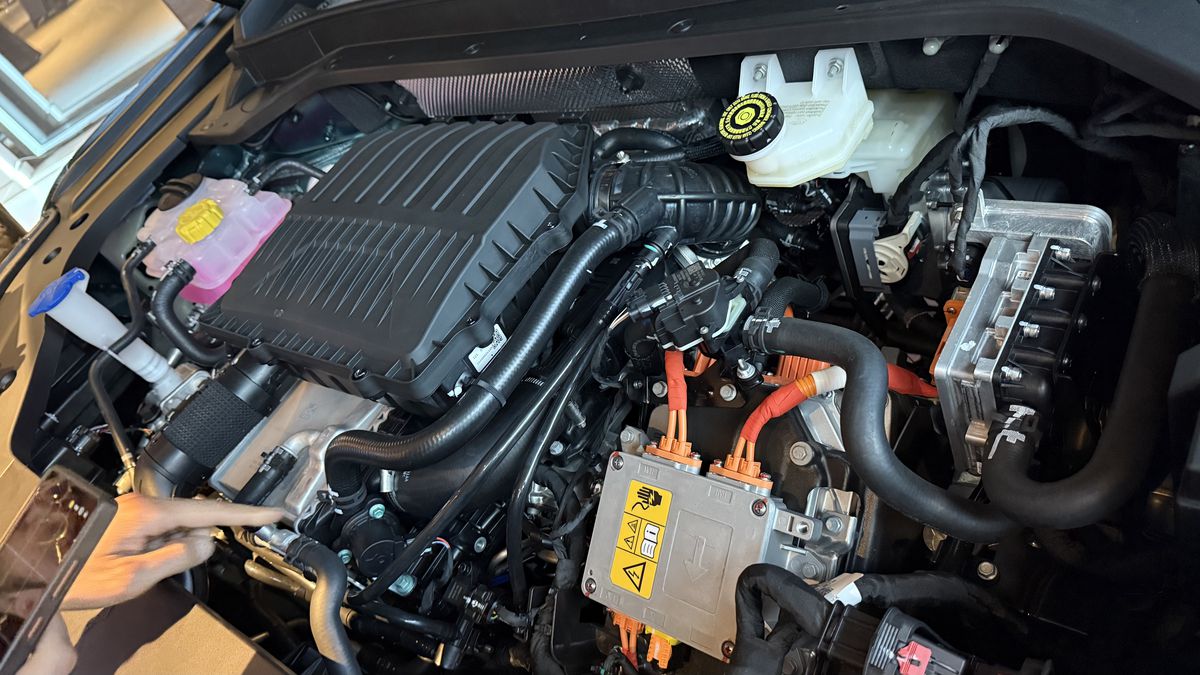 Mașina care vrea să schimbe regulile jocului în România: SUV hibrid premium sub prețul unui BMW X3 second-hand