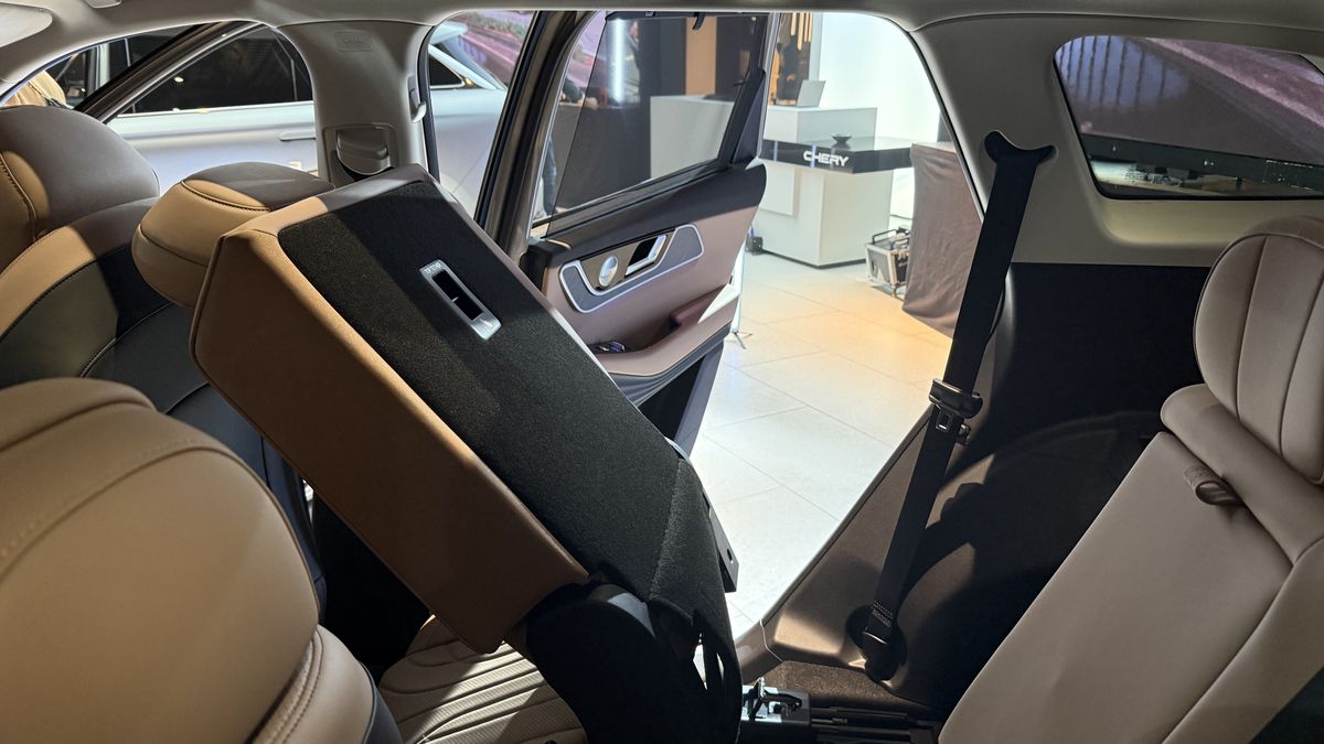 Mașina care vrea să schimbe regulile jocului în România: SUV hibrid premium sub prețul unui BMW X3 second-hand