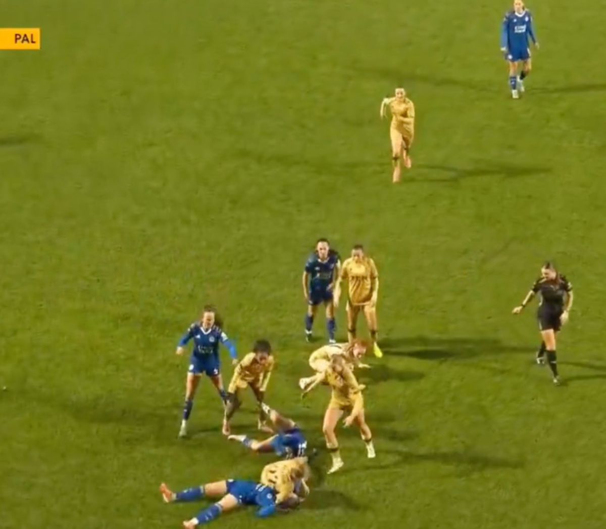 Ruesha Littlejohn, mișcare de judo pe terenul de fotbal