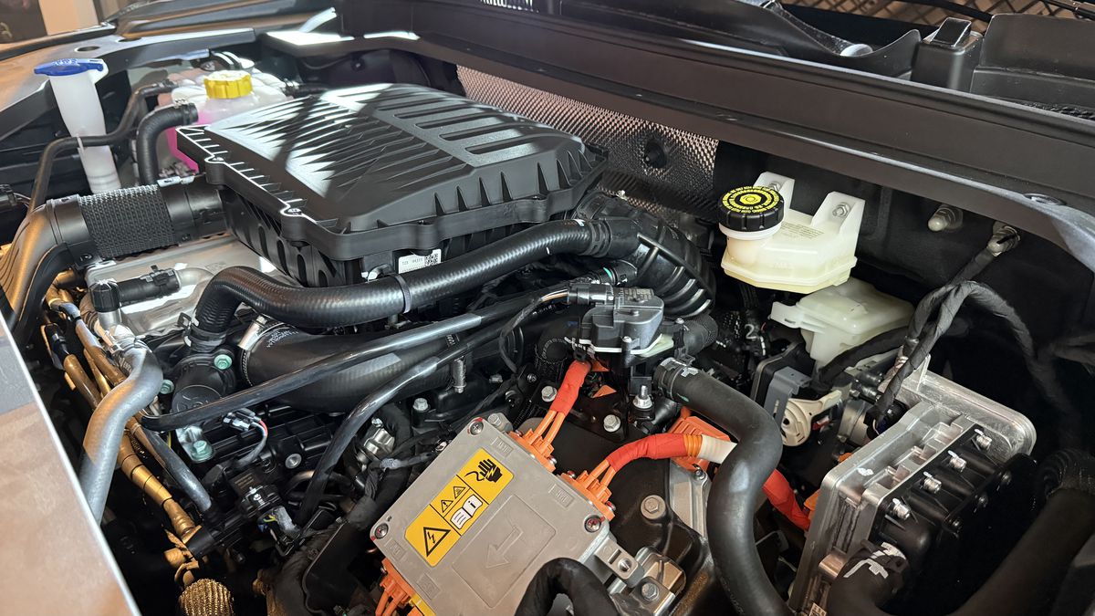 Mașina care vrea să schimbe regulile jocului în România: SUV hibrid premium sub prețul unui BMW X3 second-hand