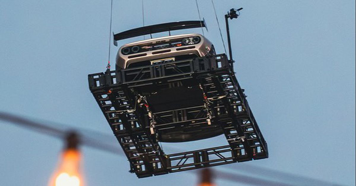 Cea mai scumpă mașină din lume a fost vândută și adusă cu elicopterul » Imagini cum nu s-au mai văzut