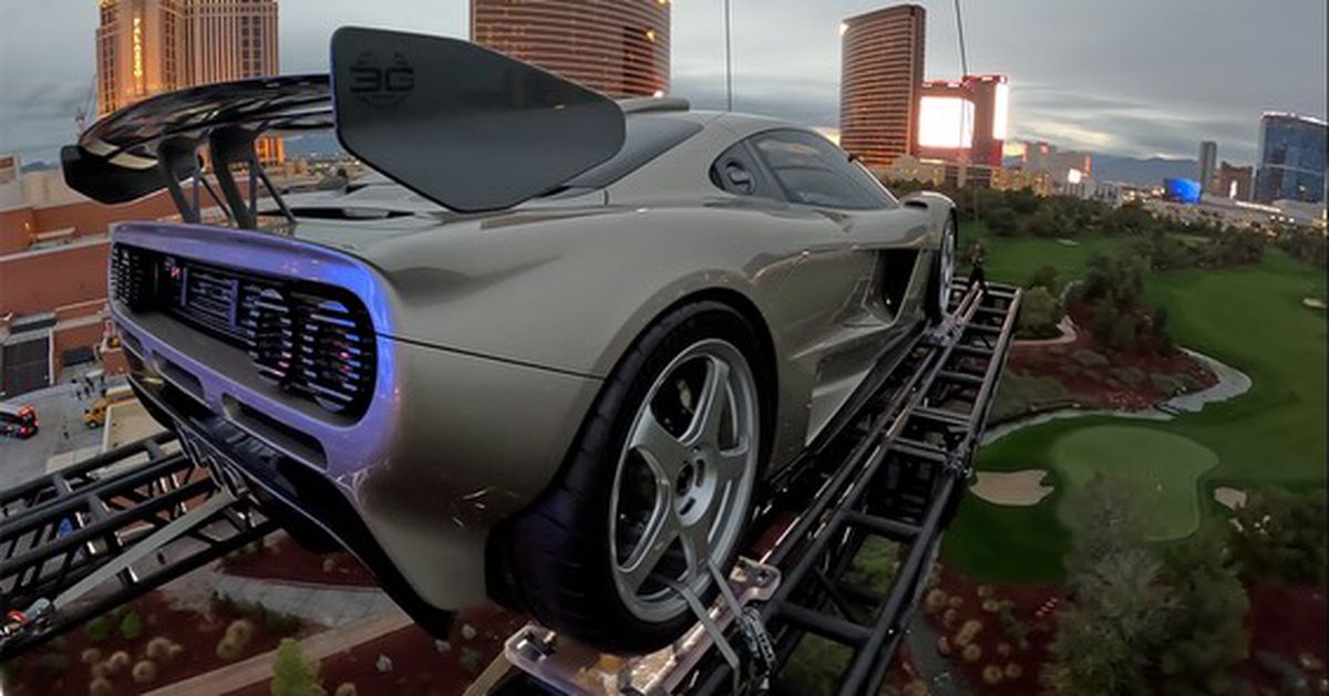 Cea mai scumpă mașină din lume a fost vândută și adusă cu elicopterul » Imagini cum nu s-au mai văzut