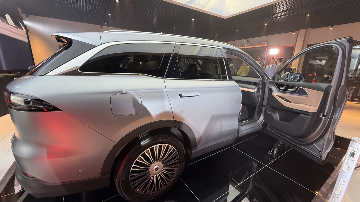 Mașina care vrea să schimbe regulile jocului în România: SUV hibrid premium sub prețul unui BMW X3 second-hand