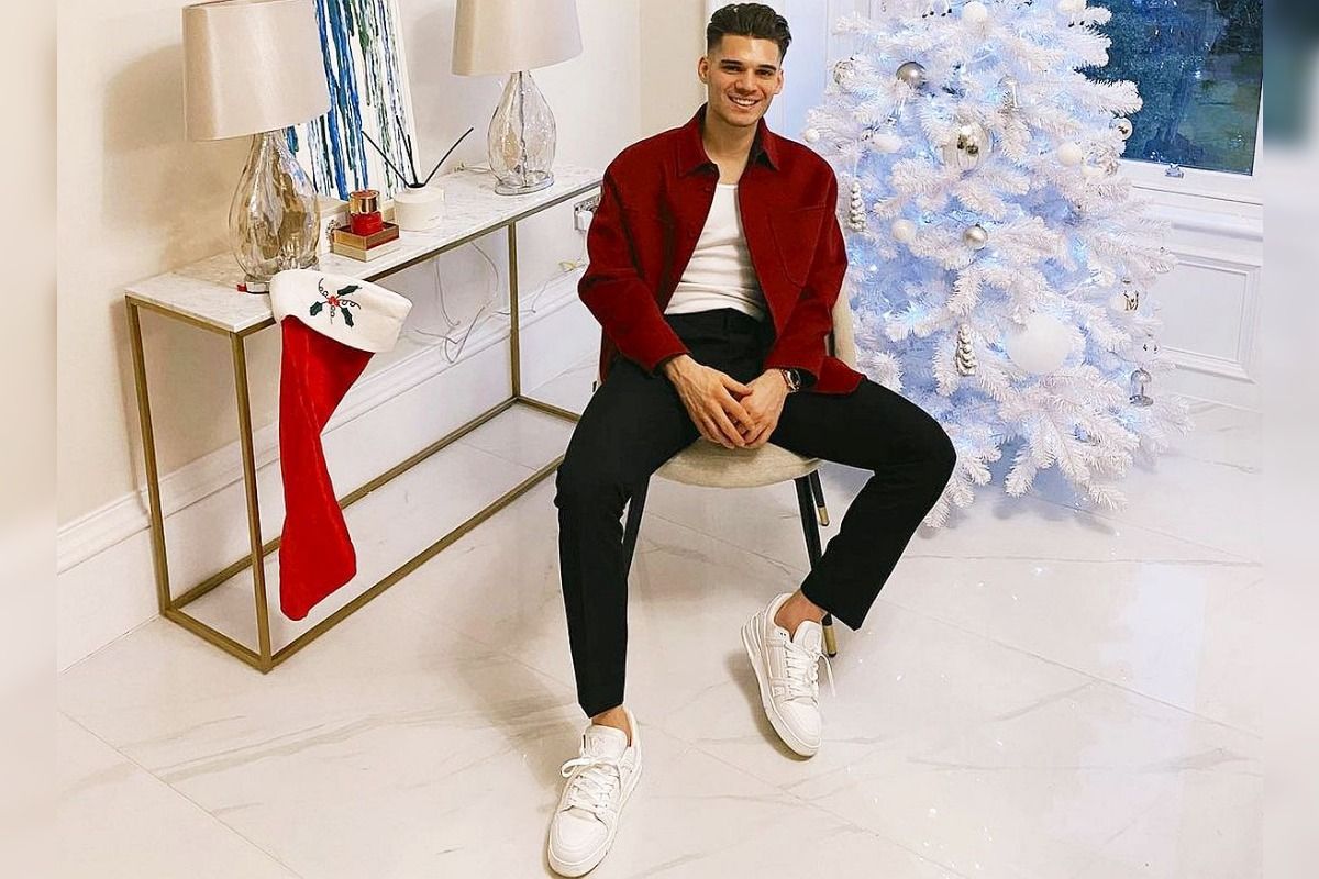 Apariție rară: Ianis Hagi s-a pozat cu ambii părinți de Crăciun