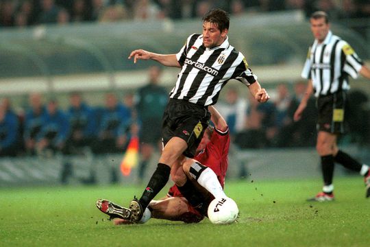 Fabian O'Neill, al 4-lea pe rândul de jos, de la stânga la dreapta. Între Davids și Pessotto //FOTO: Imago
