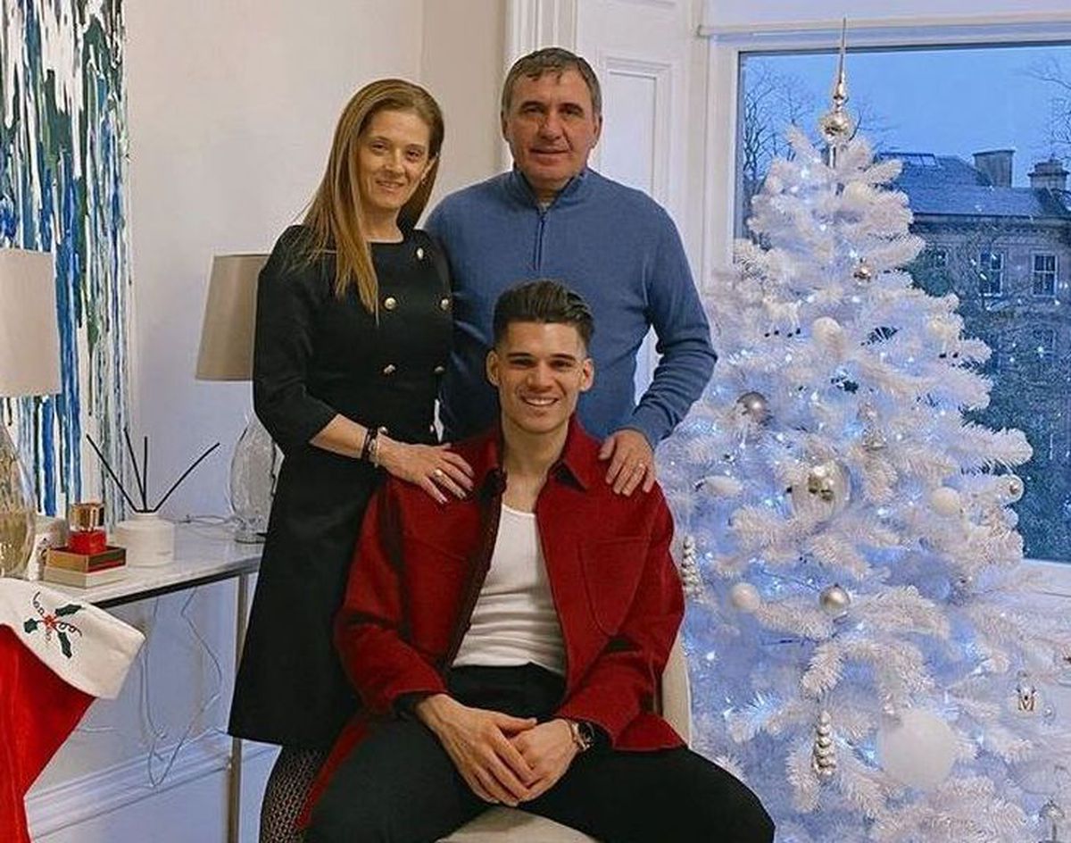 Apariție rară: Ianis Hagi s-a pozat cu ambii părinți de Crăciun