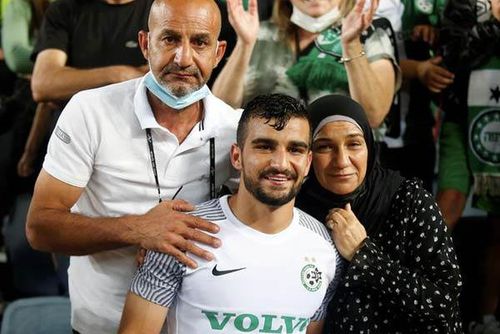 Mahmoud Jaber, alături de părinți // Foto: sport5.co.il