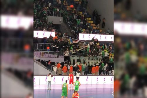 Cel puțin 27 de spectatori au fost răniți după ce o tribună metalică plină de spectatori s-a prăbușit în timpul meciului de baschet disputat sâmbătă seară în Egipt, Al Ahly - Al Ittihad Alexandria.