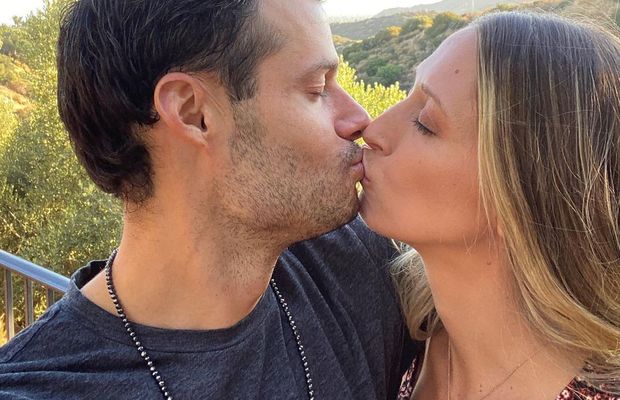 Asta e cea mai tare! Ashley Kelly a primit o maşină de lux de la un coleg al soțului