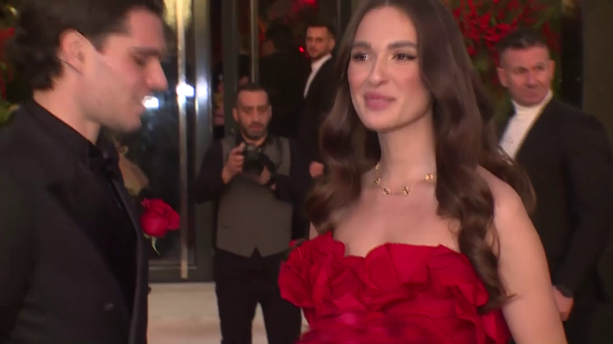 Direct de pe podium! Cât a costat rochia purtată de Elena la cununia cu Ianis Hagi