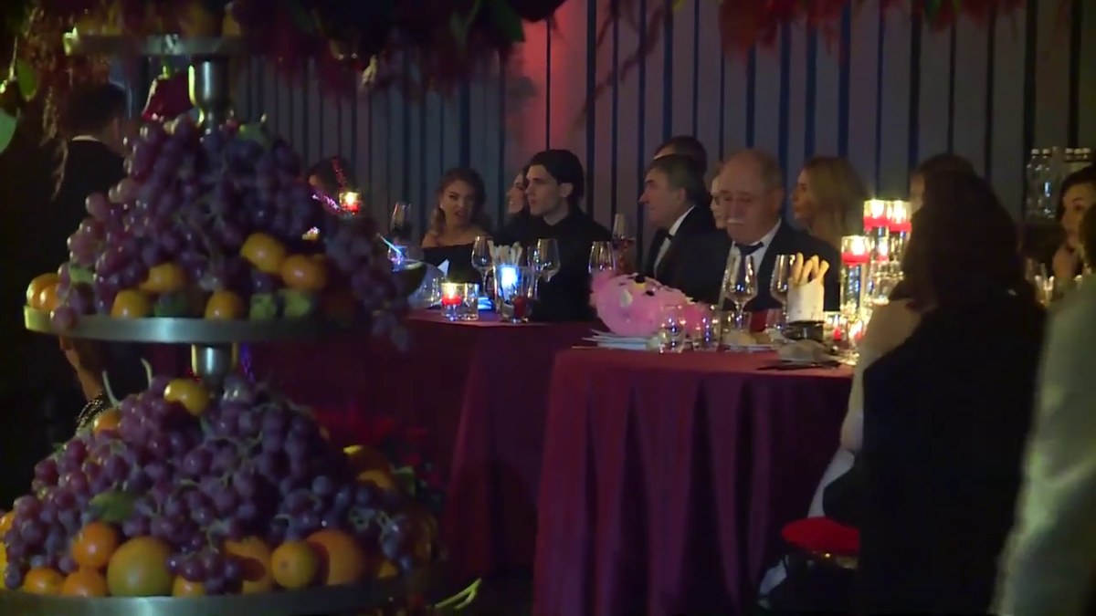 Direct de pe podium! Cât a costat rochia purtată de Elena la cununia cu Ianis Hagi