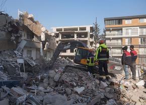 Condamnări la închisoare pentru proprietarul și arhitectul unui hotel prăbușit la cutremurul de 7.8 din Turcia, unde se afla cazată și o echipă de volei