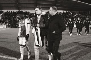 Scene sfâșietoare pe stadionul lui Ajax, după ce iubita fotbalistului a pierit într-un accident