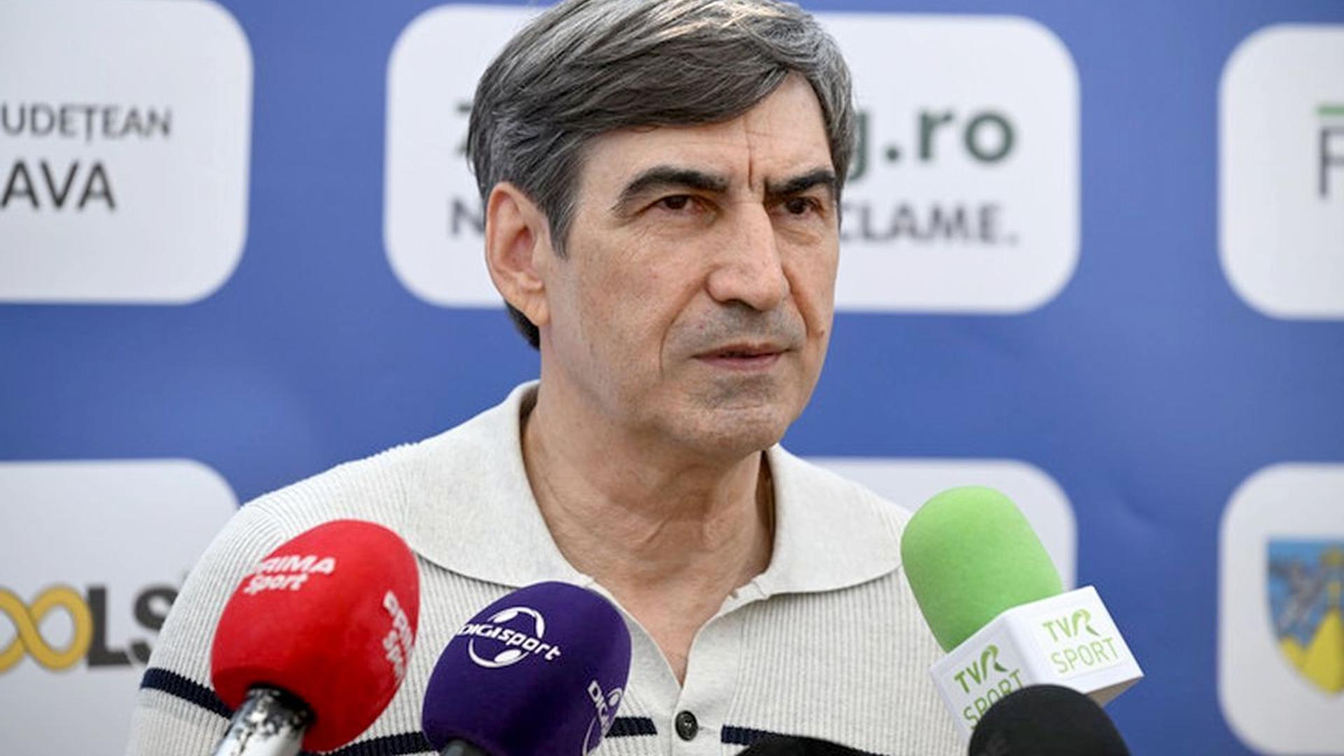 Jucători de la Universitatea Craiova și FCSB în duel pe teren în contextul Superliga lupta titlu, cu suporteri în tribune. | sursa foto: Gazeta Sporturilor