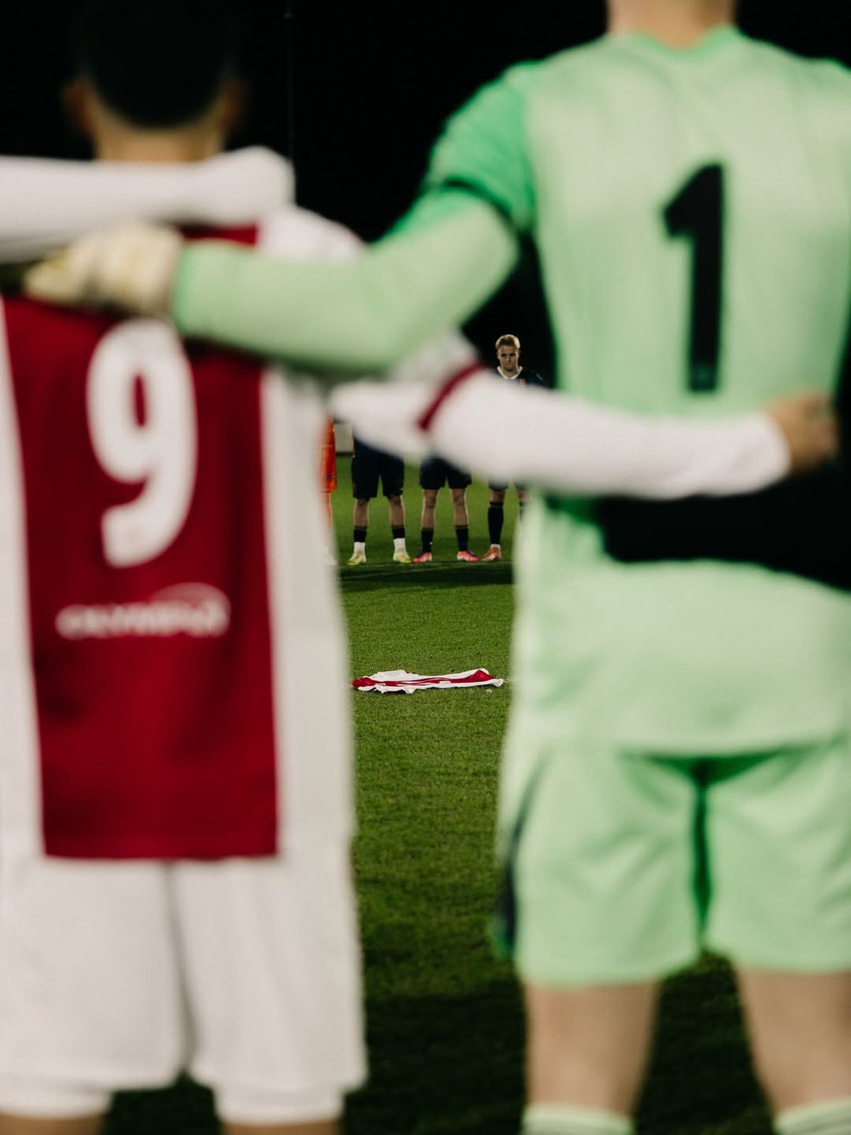 Scene sfâșietoare pe stadionul lui Ajax, după ce iubita fotbalistului a pierit într-un accident