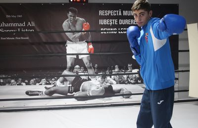 Puștiul cu pumni de aur din boxul românesc: „N-am zis niciodată «Nu mai pot» sau «Nu mai vreau». Când intru în ring, sunt în transă”