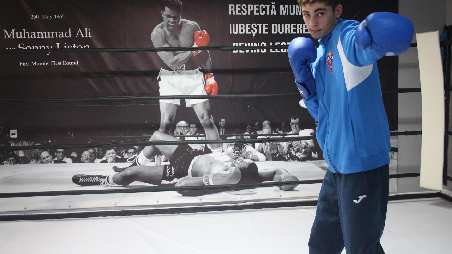 Șerban Stoica în echipament de box, antrenat de antrenorul CSM Suceava în sala de antrenament pentru box juniori, pregătindu-se intens. | sursa foto: Gazeta Sporturilor Șerban Stoica în echipament de box, antrenat de antrenorul CSM Suceava în sala de antrenament pentru box juniori, pregătindu-se intens. | sursa foto: Gazeta Sporturilor