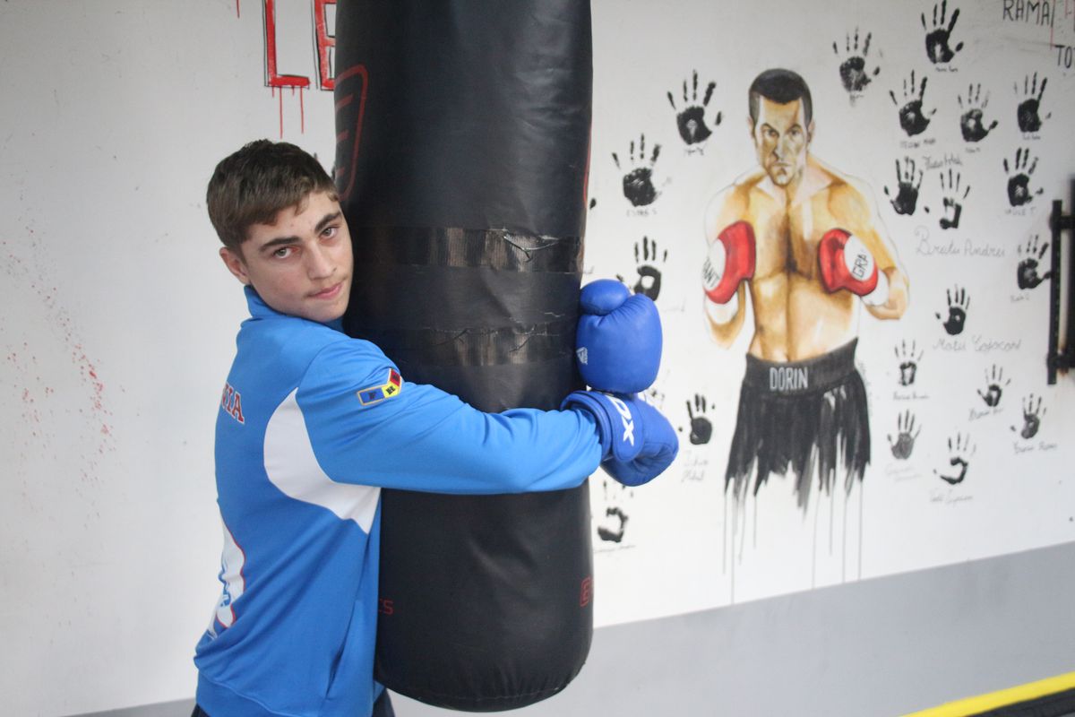 Puștiul cu pumni de aur din boxul românesc: „N-am zis niciodată «Nu mai pot» sau «Nu mai vreau». Când intru în ring, sunt în transă”