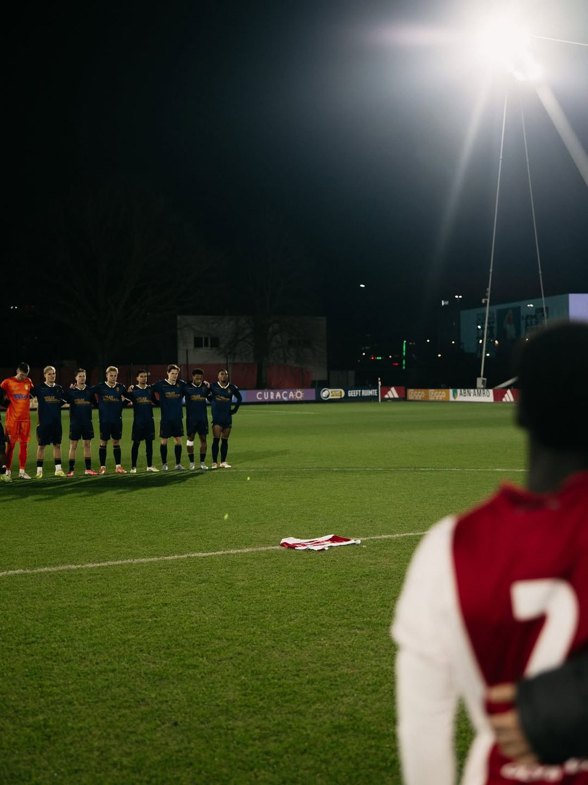 Scene sfâșietoare pe stadionul lui Ajax, după ce iubita fotbalistului a pierit într-un accident