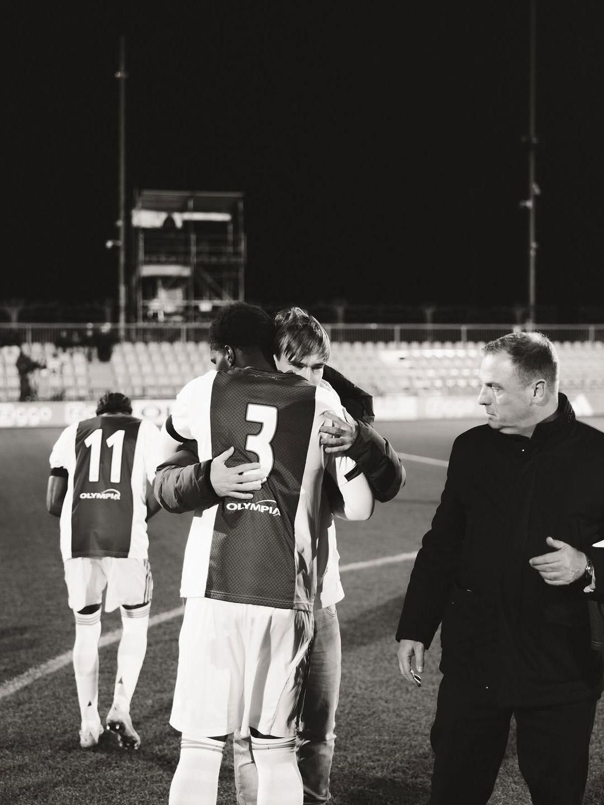 Scene sfâșietoare pe stadionul lui Ajax, după ce iubita fotbalistului a pierit într-un accident