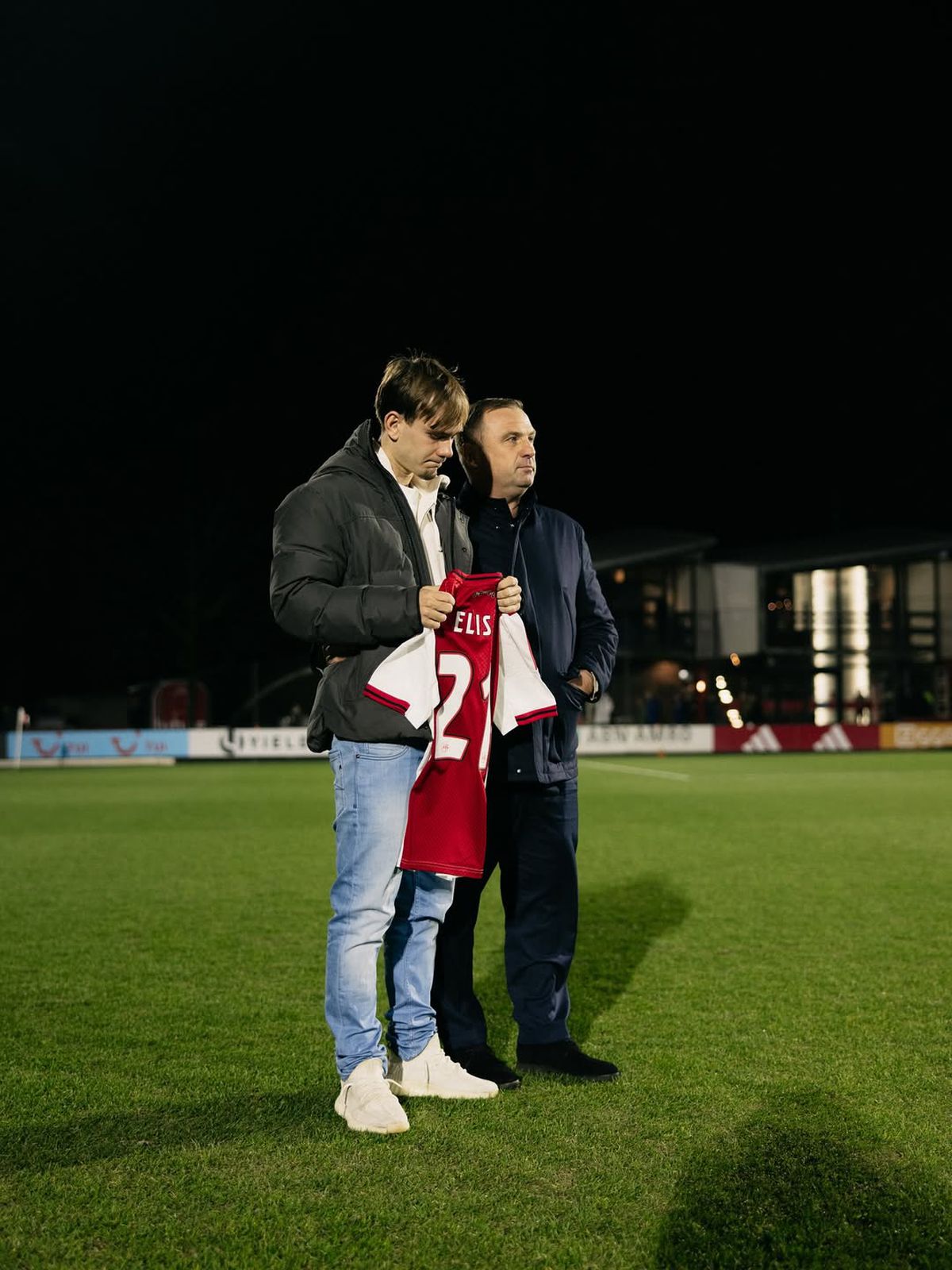 Scene sfâșietoare pe stadionul lui Ajax, după ce iubita fotbalistului a pierit într-un accident