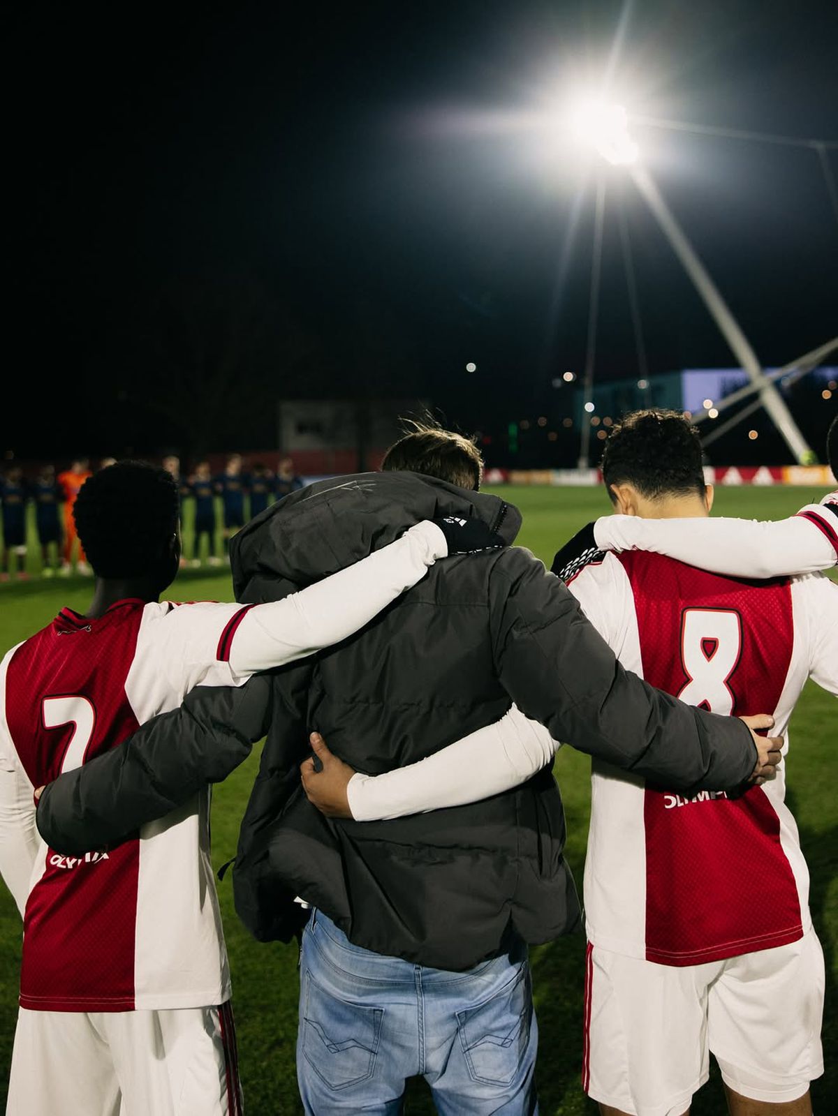 Scene sfâșietoare pe stadionul lui Ajax, după ce iubita fotbalistului a pierit într-un accident
