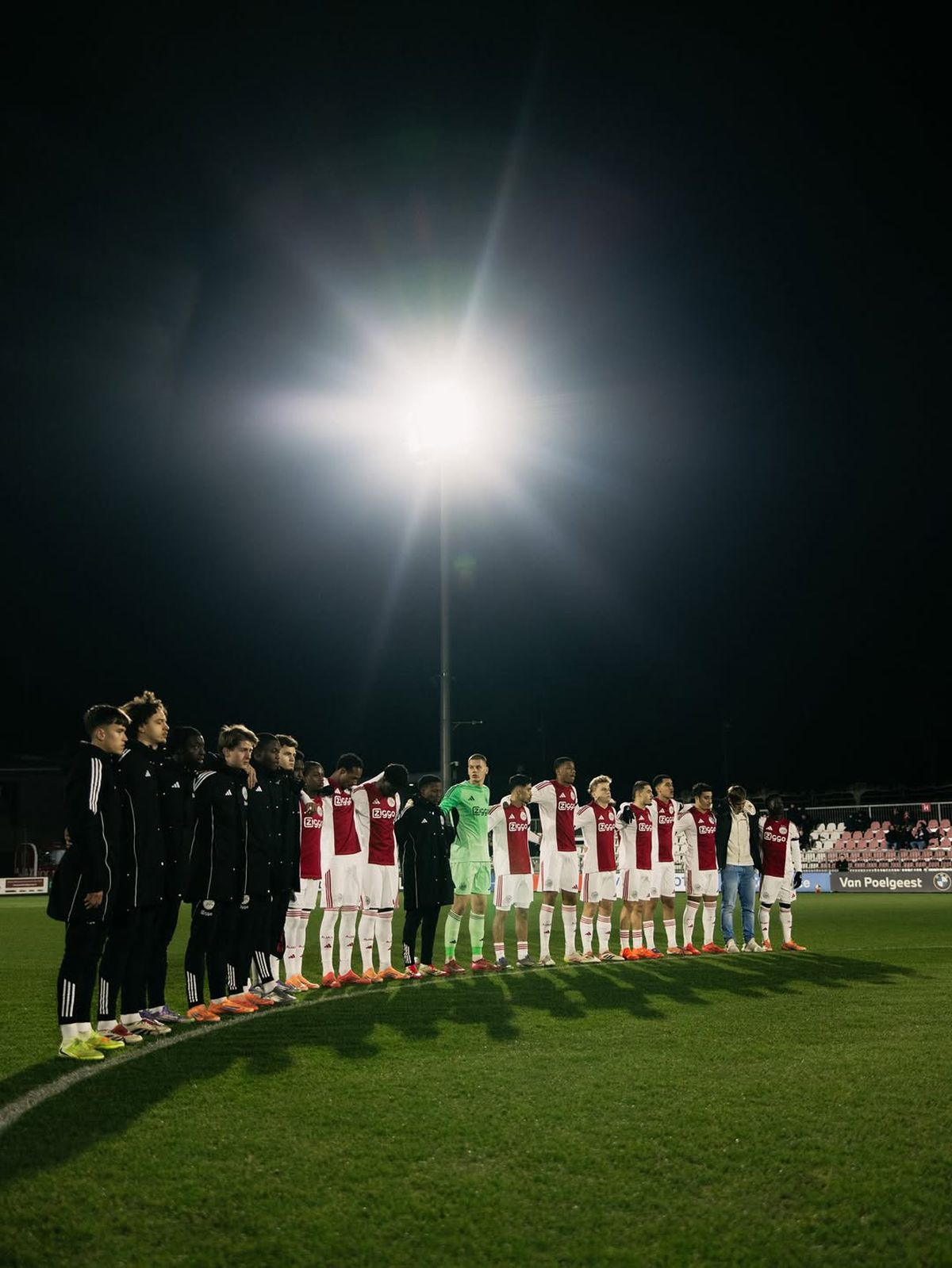 Scene sfâșietoare pe stadionul lui Ajax, după ce iubita fotbalistului a pierit într-un accident