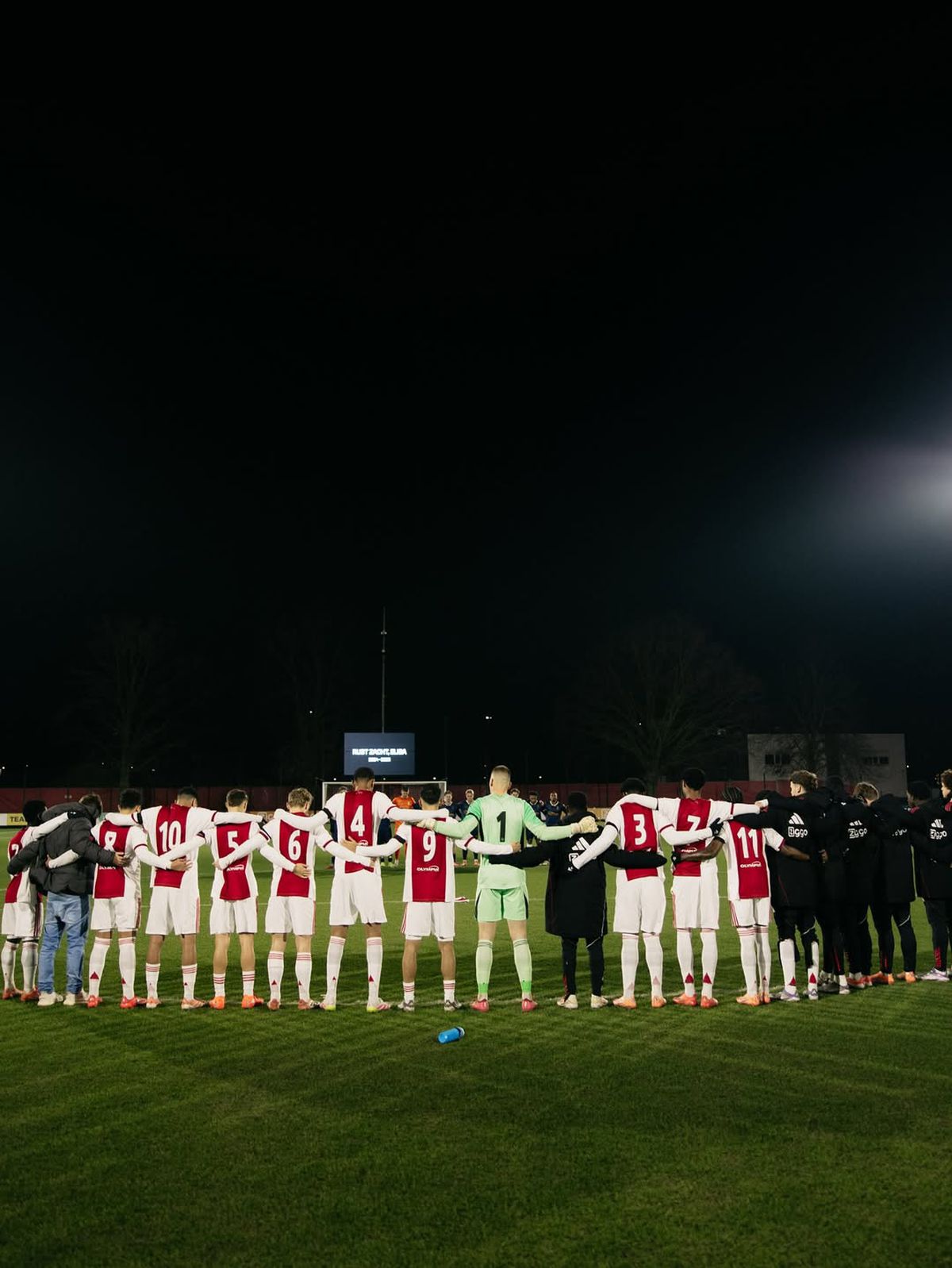 Scene sfâșietoare pe stadionul lui Ajax, după ce iubita fotbalistului a pierit într-un accident