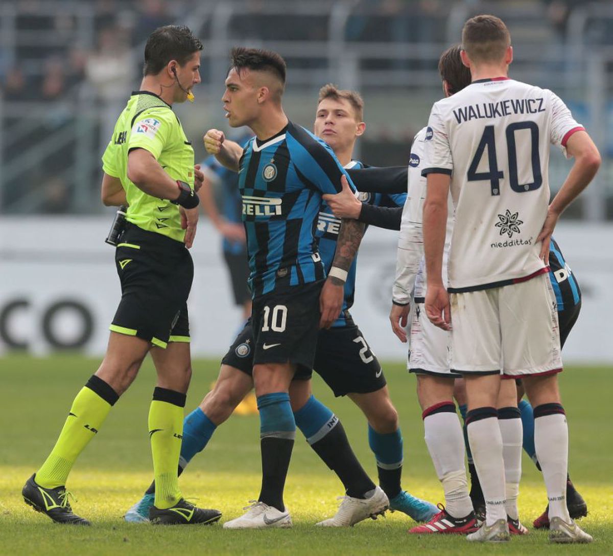 INTER - CAGLIARI 1-1 // FOTO Scandal în Serie A! Lautaro Martinez și Antonio Conte au sărit la gâtul arbitrului