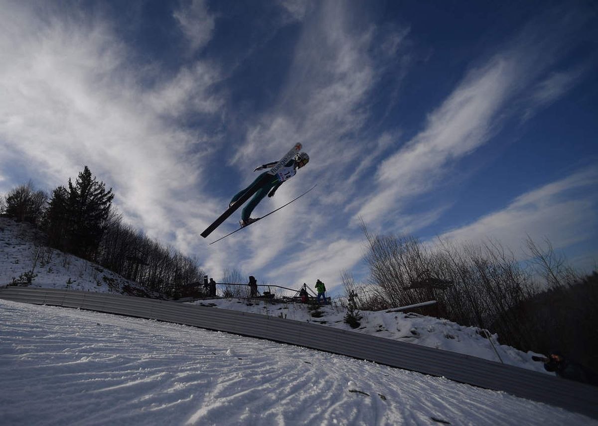 FOTO // Cupa Mondială la sărituri cu schiurile și-a desemnat câștigătorii » Etapele din weekend s-au desfășurat la Râșnov