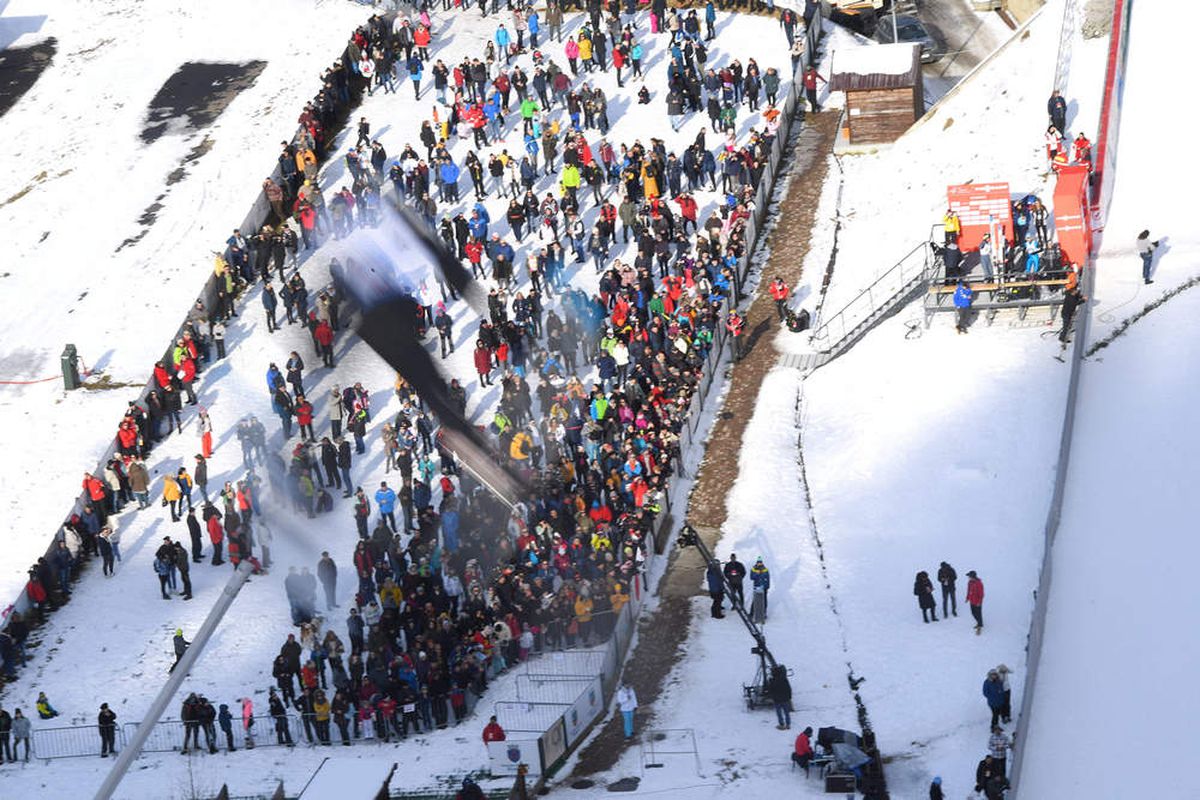 FOTO // Cupa Mondială la sărituri cu schiurile și-a desemnat câștigătorii » Etapele din weekend s-au desfășurat la Râșnov