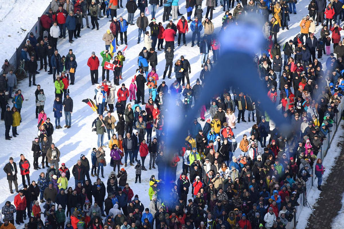 FOTO // Cupa Mondială la sărituri cu schiurile și-a desemnat câștigătorii » Etapele din weekend s-au desfășurat la Râșnov