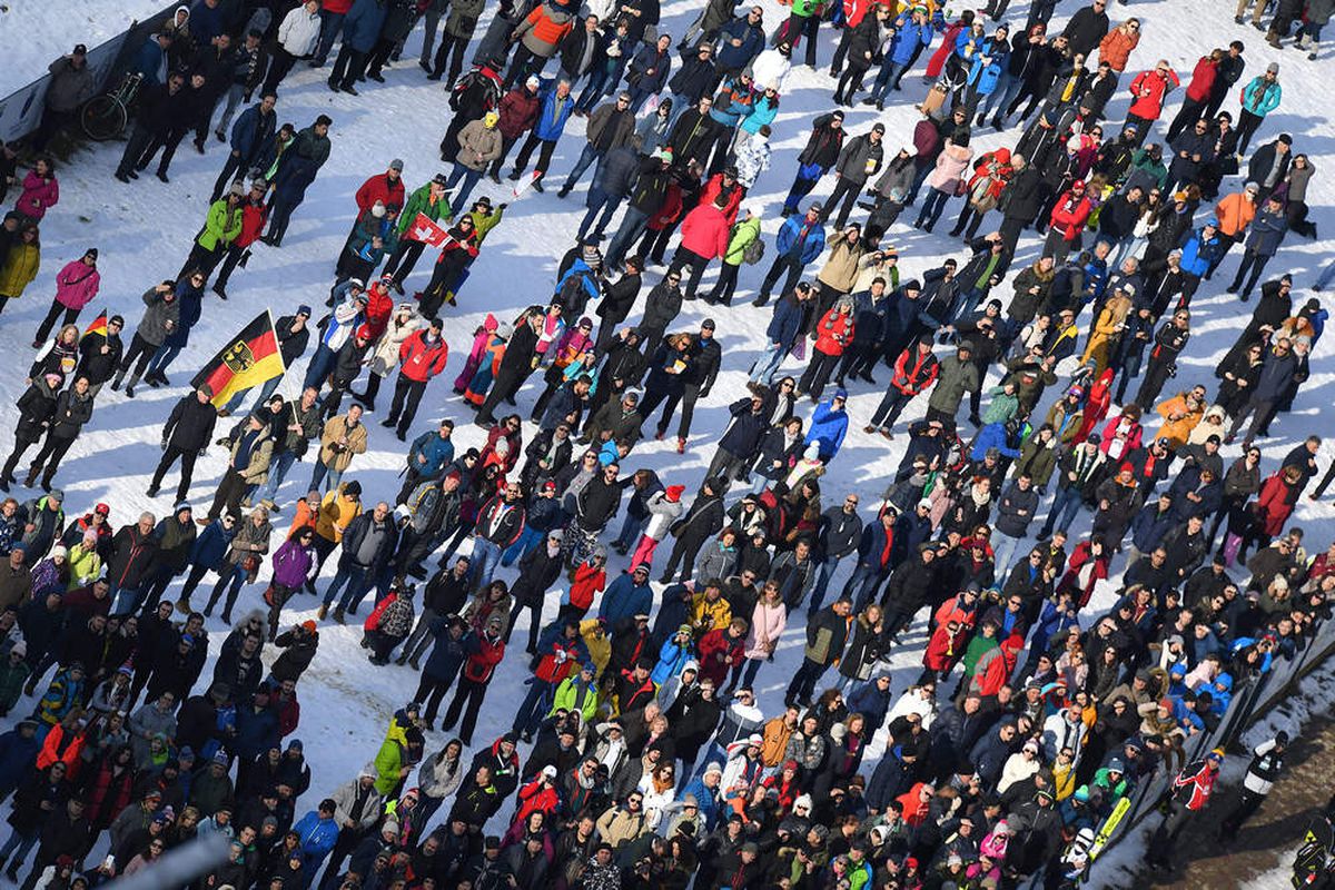 FOTO // Cupa Mondială la sărituri cu schiurile și-a desemnat câștigătorii » Etapele din weekend s-au desfășurat la Râșnov