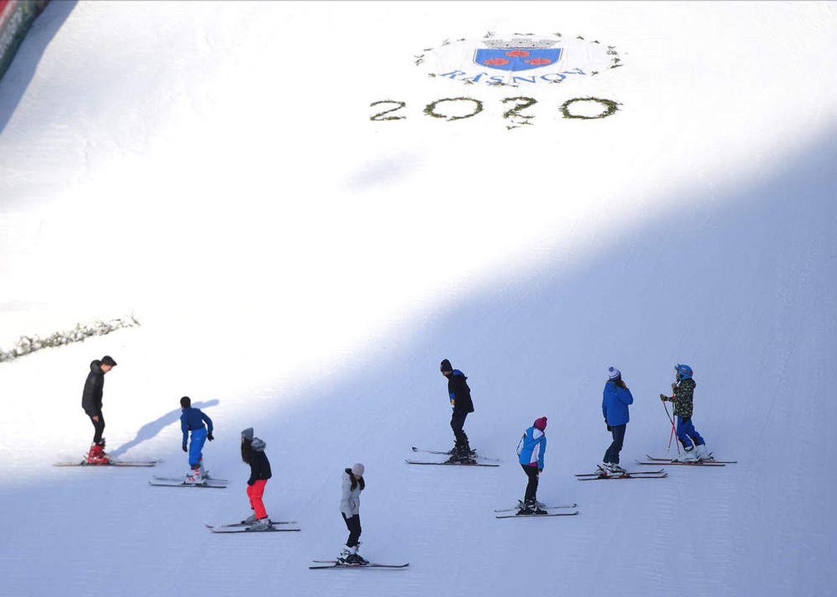 FOTO // Cupa Mondială la sărituri cu schiurile și-a desemnat câștigătorii » Etapele din weekend s-au desfășurat la Râșnov