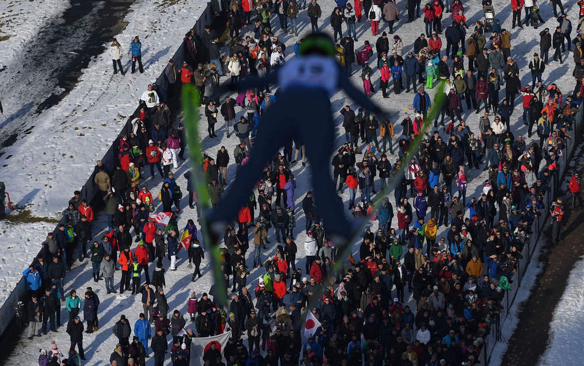FOTO // Cupa Mondială la sărituri cu schiurile și-a desemnat câștigătorii » Etapele din weekend s-au desfășurat la Râșnov