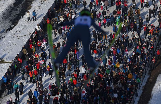 FOTO // Cupa Mondială la sărituri cu schiurile și-a desemnat câștigătorii » Etapele din weekend s-au desfășurat la Râșnov