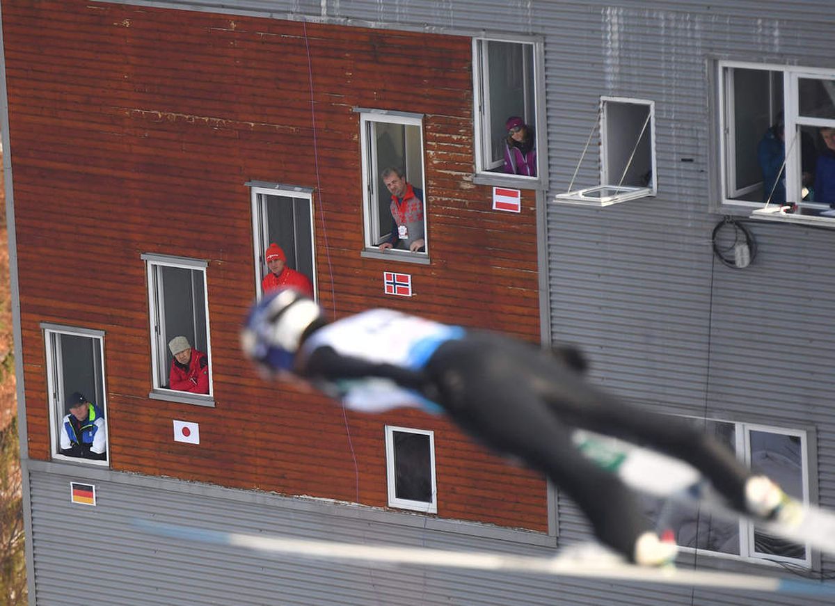 FOTO // Cupa Mondială la sărituri cu schiurile și-a desemnat câștigătorii » Etapele din weekend s-au desfășurat la Râșnov