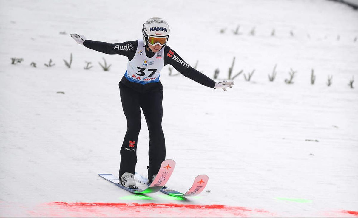 FOTO // Cupa Mondială la sărituri cu schiurile și-a desemnat câștigătorii » Etapele din weekend s-au desfășurat la Râșnov