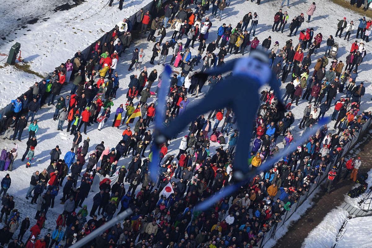 FOTO // Cupa Mondială la sărituri cu schiurile și-a desemnat câștigătorii » Etapele din weekend s-au desfășurat la Râșnov