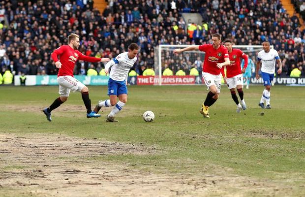 FOTO „Diavoli” în tranșee » Manchester United a jucat în Cupa Angliei pe un teren desprins din România anilor '90!
