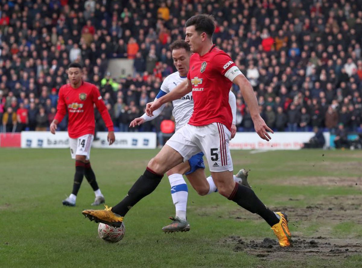 FOTO „Diavoli” în tranșee » Manchester United a jucat în Cupa Angliei pe un teren desprins din România anilor '90!