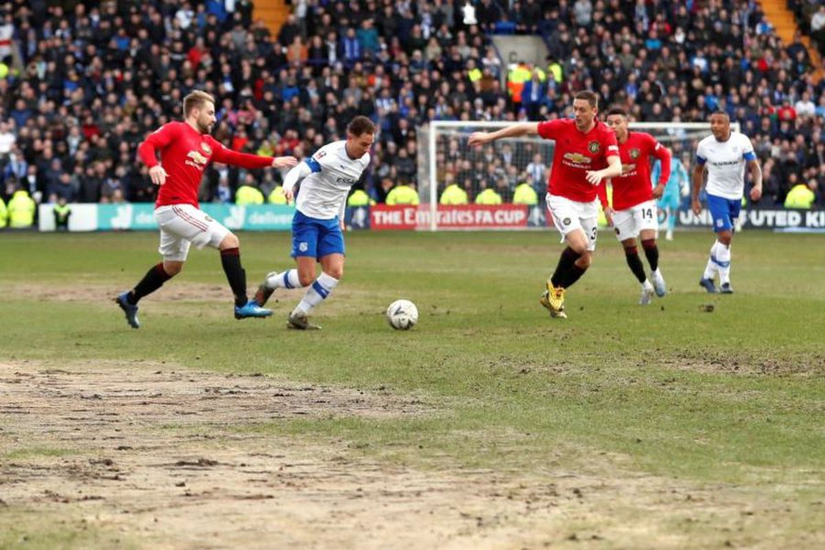 FOTO „Diavoli” în tranșee » Manchester United a jucat în Cupa Angliei pe un teren desprins din România anilor '90!