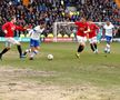 FOTO „Diavoli” în tranșee » Manchester United a jucat în Cupa Angliei pe un teren desprins din România anilor '90!
