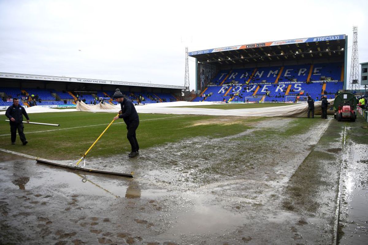 FOTO „Diavoli” în tranșee » Manchester United a jucat în Cupa Angliei pe un teren desprins din România anilor '90!