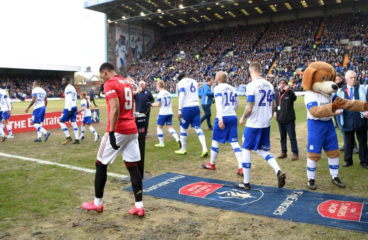 FOTO „Diavoli” în tranșee » Manchester United a jucat în Cupa Angliei pe un teren desprins din România anilor '90!