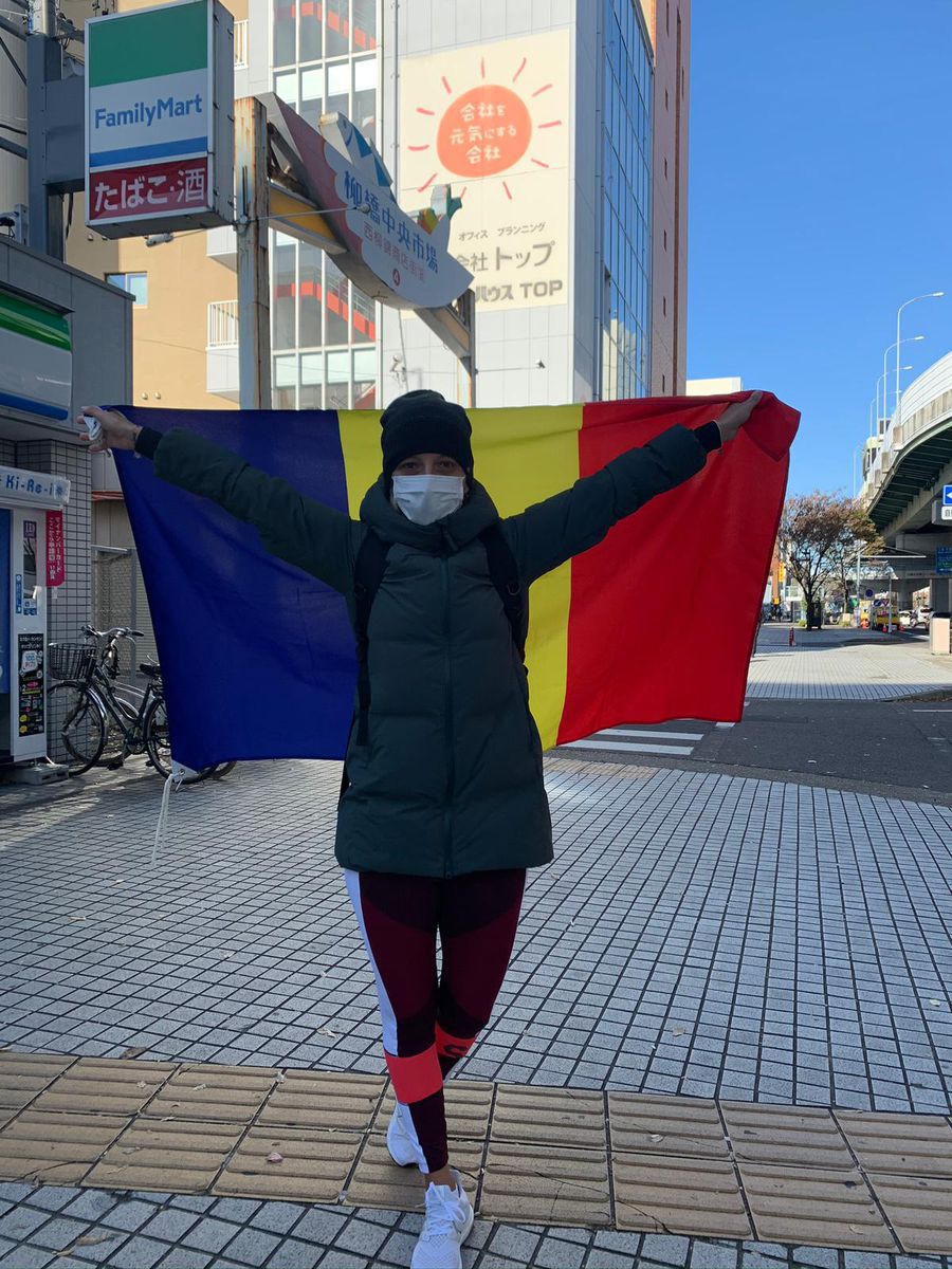 Cu steagul României pe străzile din Japonia FOTO Eliza Samara Instagram Cu steagul României pe străzile din Japonia FOTO Eliza Samara Instagram