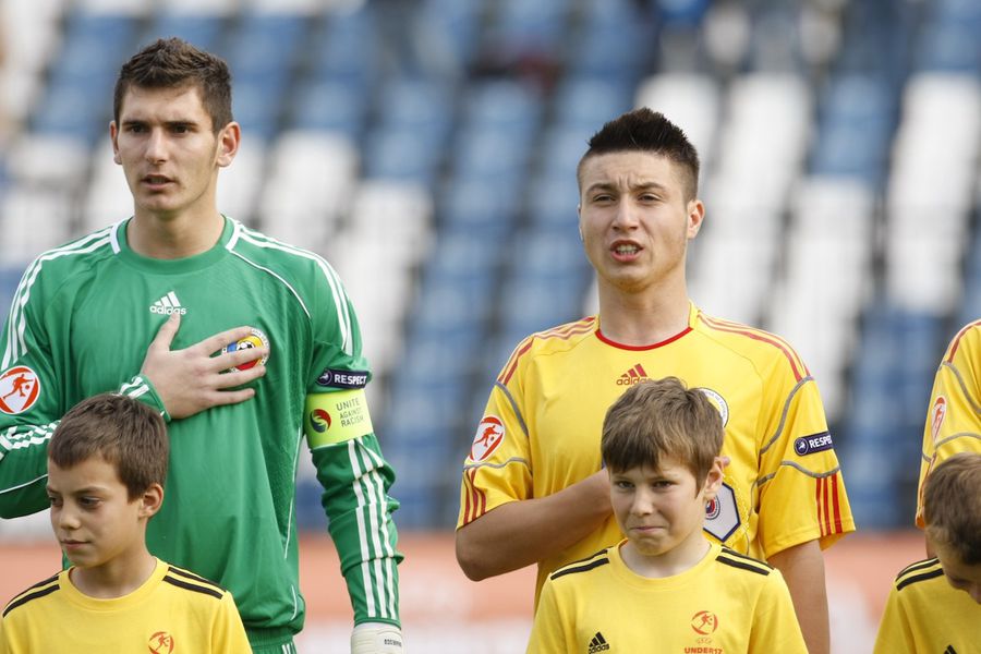 Portarul Brănescu și Geo Mișu, la imnuri Realitatea dură din fotbal: copil-minune, abandonat după accidentare » „Eram în cârje. Dinamo mi-a tăiat salariul, Giovanni mi-a zis să părăsesc apartamentul. Am devenit depresiv”