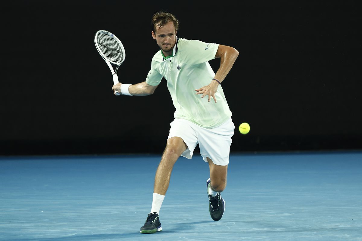 Daniil Medvedev e în semifinalele Australian Open, după 0-2 la seturi și peste 4 ore de luptă » Derapaj în setul 4: „Cât de prost să fie? Idiotul!”